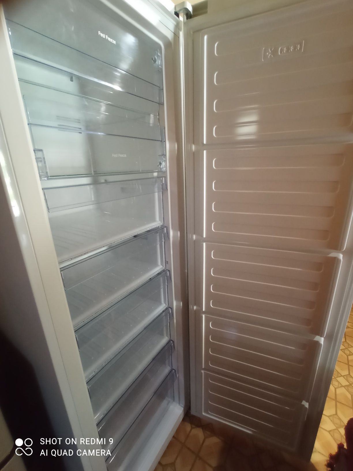 Продам морозильну камеру Beko  RFNE312E23W.