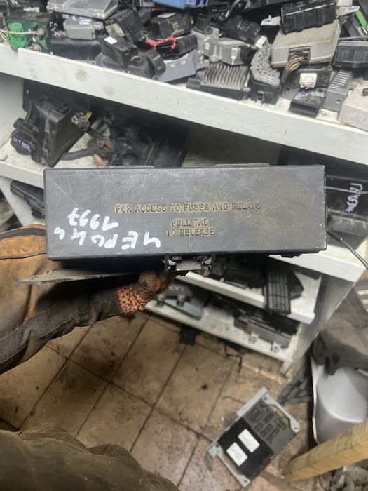 Джип чероки год 98 Корпус предохранителей в сборе под капотом