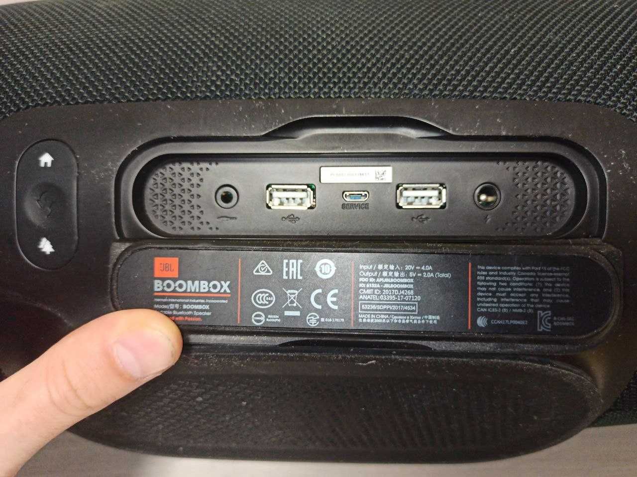 JBL Boombox — водонепроникна портативна Bluetooth колонка.