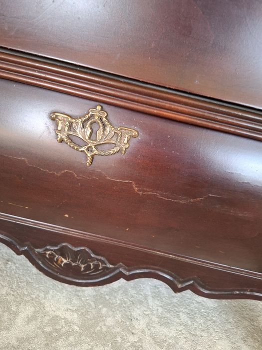 Komoda brzuchatka na lwich nogach