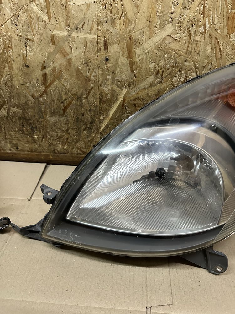 Передні фари Тойота Яріс Версо Toyota Yaris Verso 1999-2003
