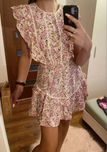 Reserved viralowa sukienka w kwiaty z falbanami S 36