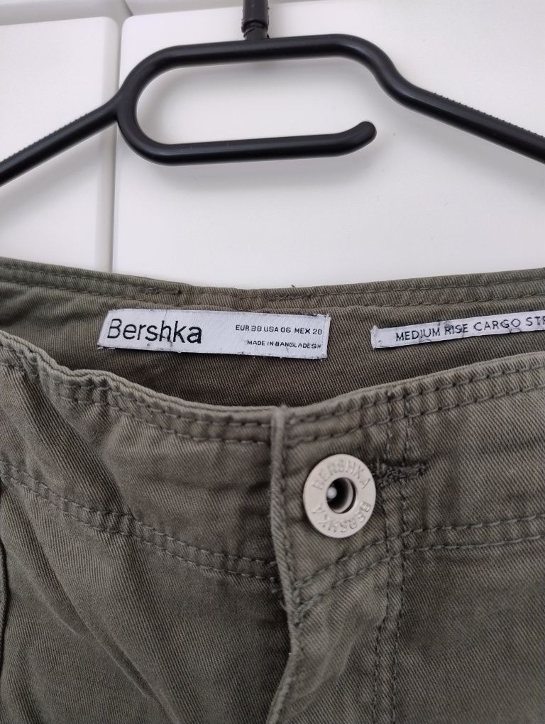 Spodnie cargo khaki Bershka M