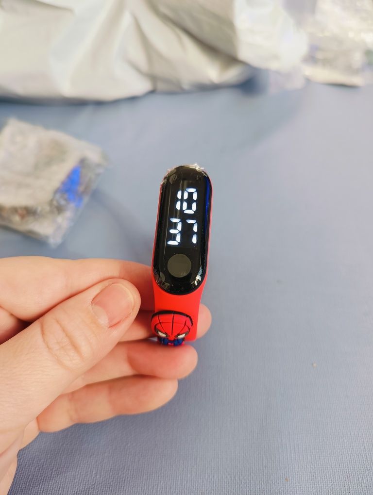 Zegarek elektroniczny  czerwony  Spiderman  śliczny NOWY
