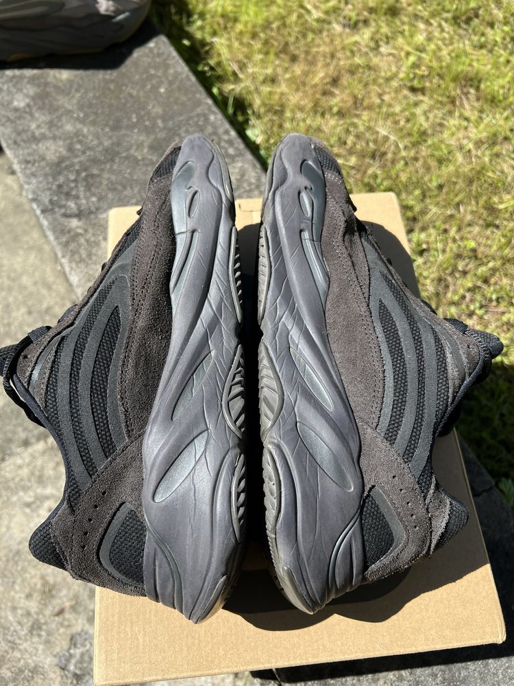 Adidas Yeezy Boost 700 V2 Vanta czarne sneakersy niskie kanye 43 1/3