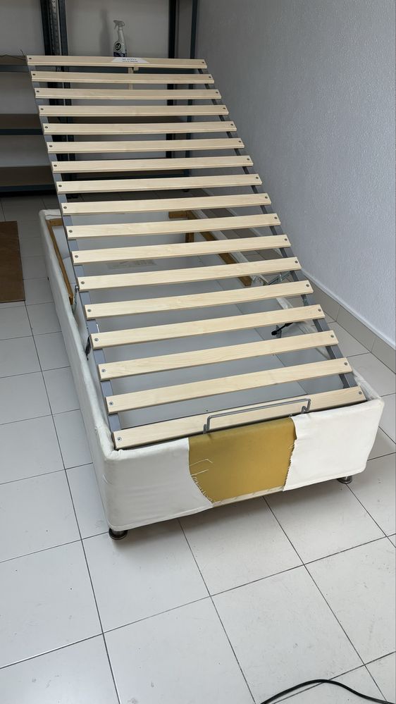 2 Sommier individuais Ikea com arrumação em estado impecável.