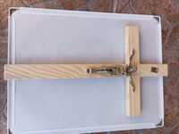 Krzyż drewniany, jawor lub dąb.