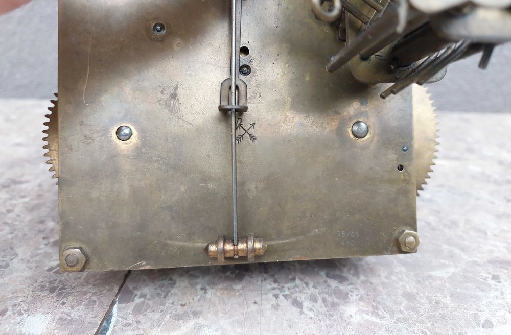 M010 Mechanizm starego zegara ściennego HAU cztery młotki