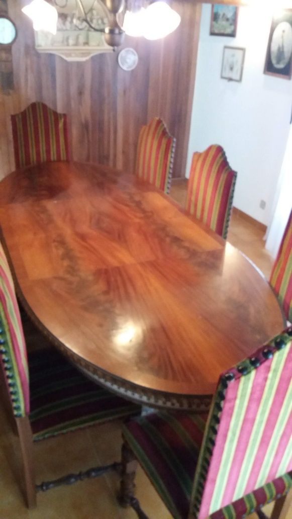 Mesa de estilo inglês com 8 cadeiras