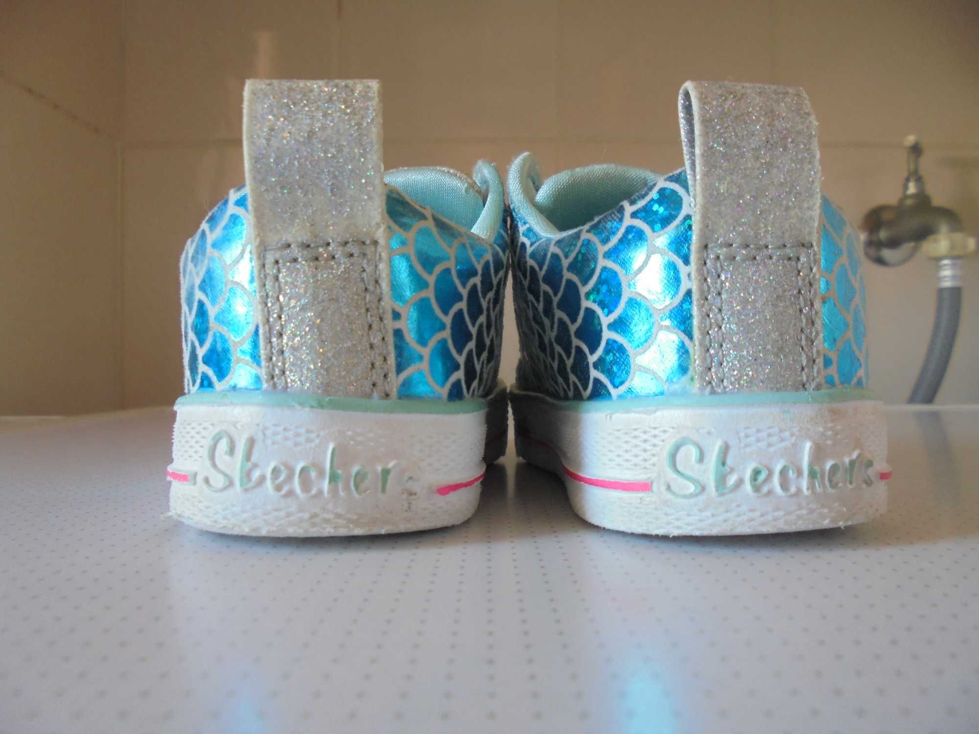 ténis de menina da marca SKECHERS