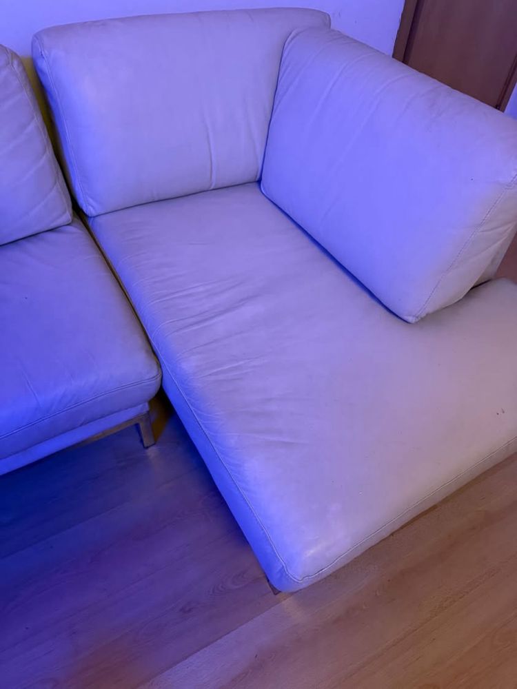 Sofa 3 lugares com outro extra de pele cor bege