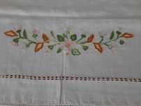 Centro de mesa linho fino bordado e renda 130cm X 58cm