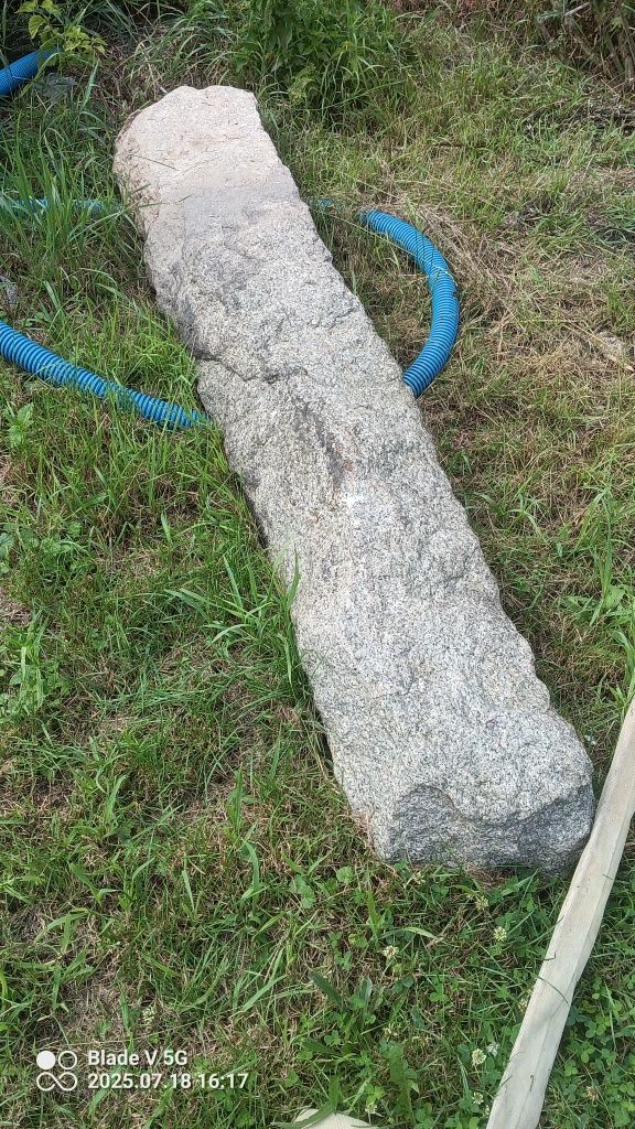 Słupki granitowe ciosane