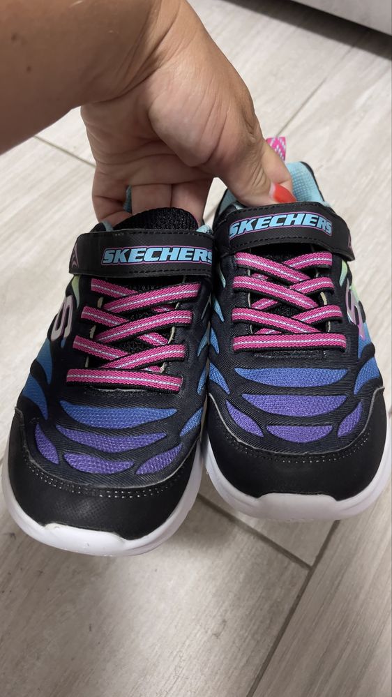 Кросівки на дівчинку Skechers 35 розмір.оригінал