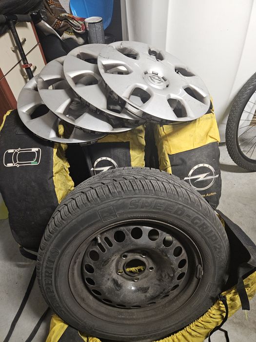 Opony zimowe Semperit 215/60 R16 z felgami stalowymi i czujnikami ciśn