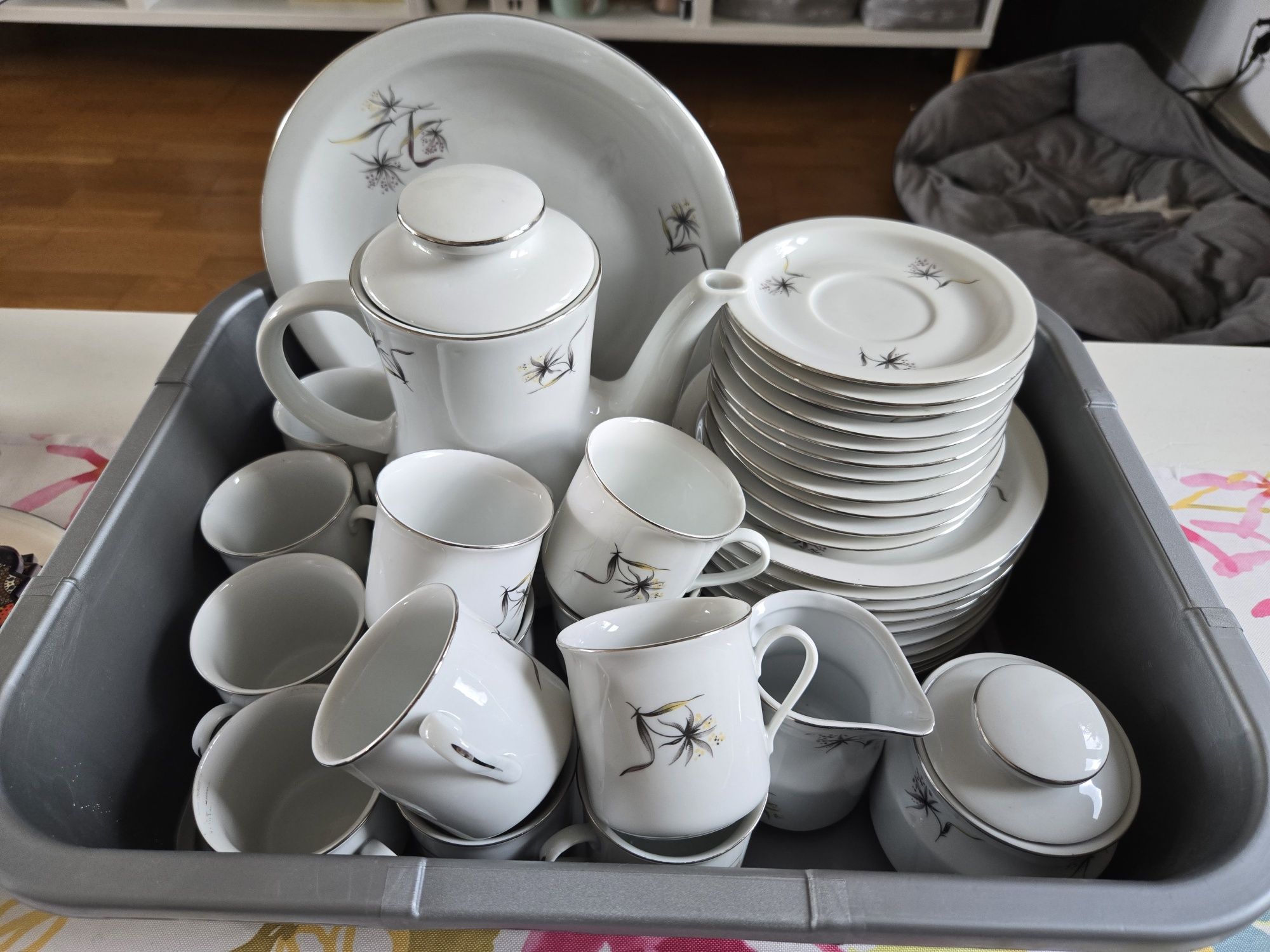 Zestaw kawowy PRL - porcelana z motywem kwiatowym, komplet