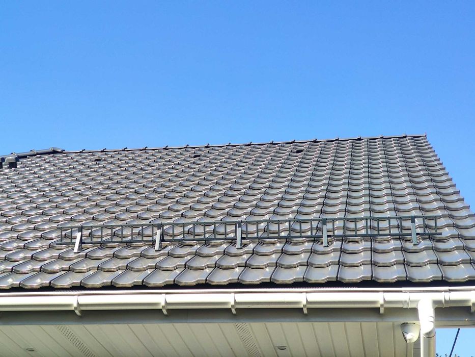 Montaż płotków przeciwśniegowych śniegołapów drabinek zabezpieczeń