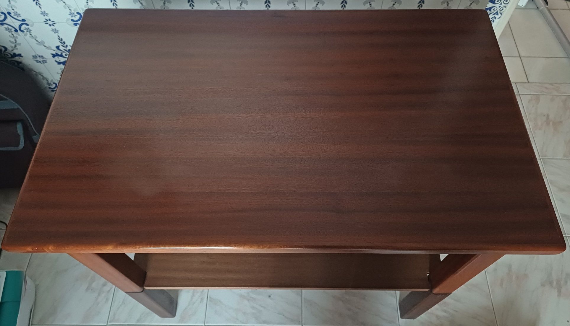 Mesa de madeira com prateleira