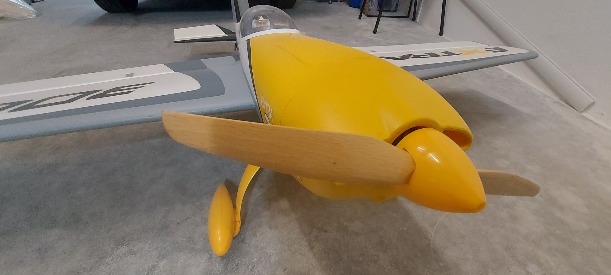 Avião de aeromodelismo extra 300 sc elétrico