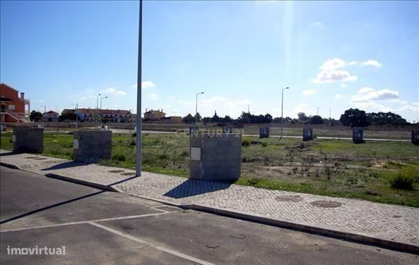 Lote de terreno urbano para construção de moradia de 2 pisos e cave co