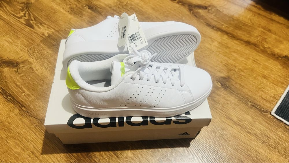 Продам нові кросівки Adidas 40 розміру.