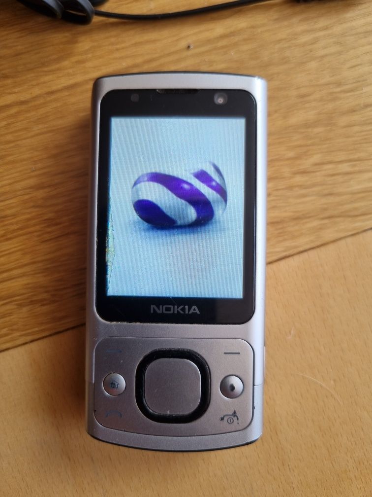 Telefon komórkowy Nokia 6700s