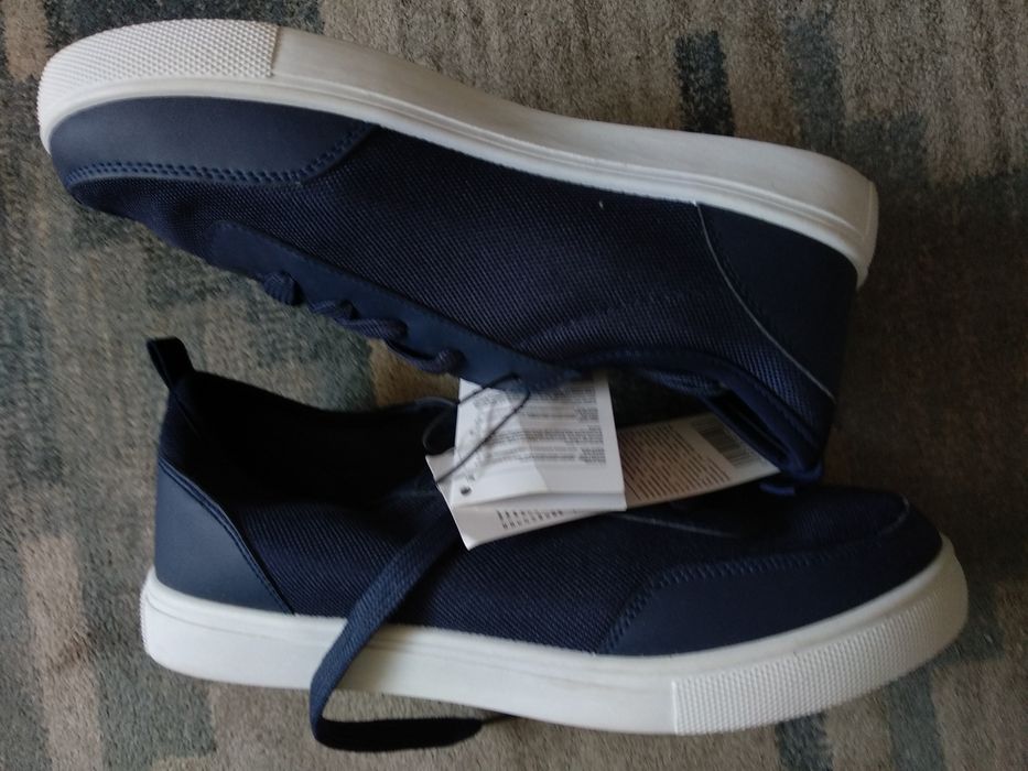 Buty sportowe z białą podeszwą