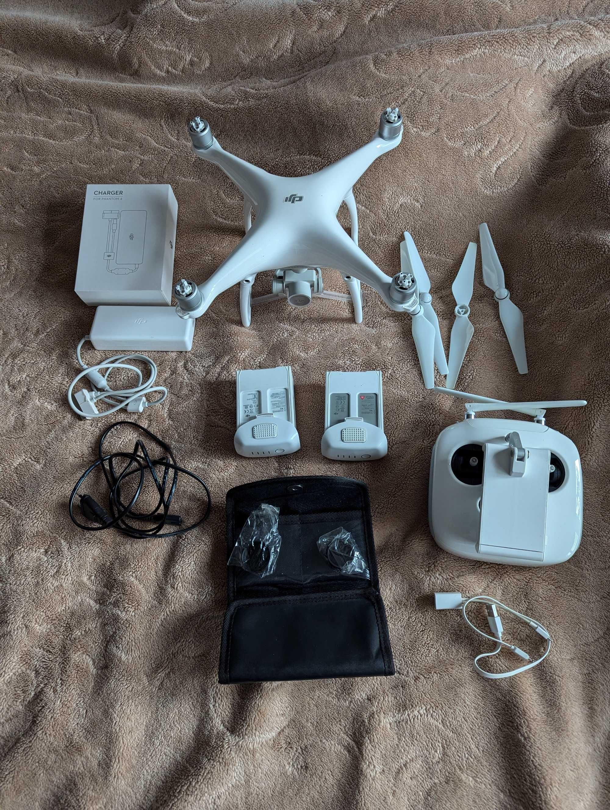 Dron DJI Phantom 4 z walizka MC-CASES I 2x baterie