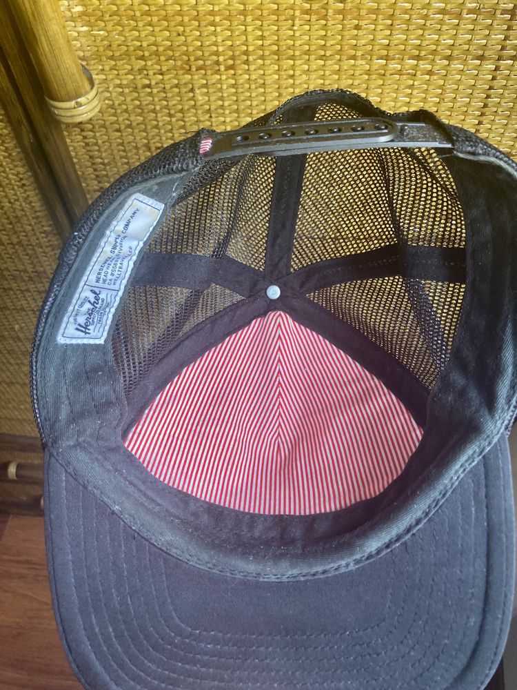 Czapka z daszkiem trucker czarna Herschel