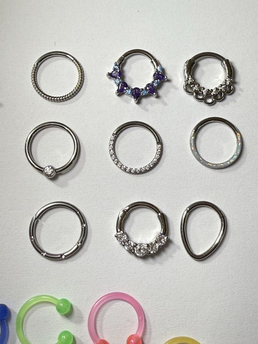 Сережки в нос септум циркуляр титан с камнями цветные необычные