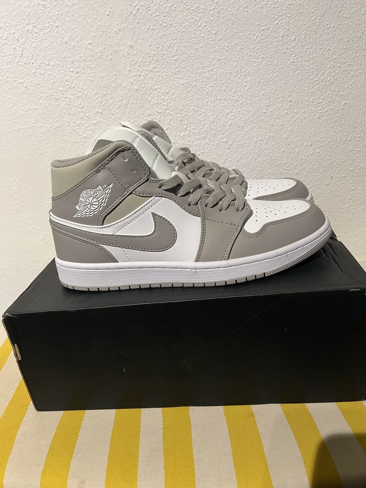 Jordan 1 mid grey