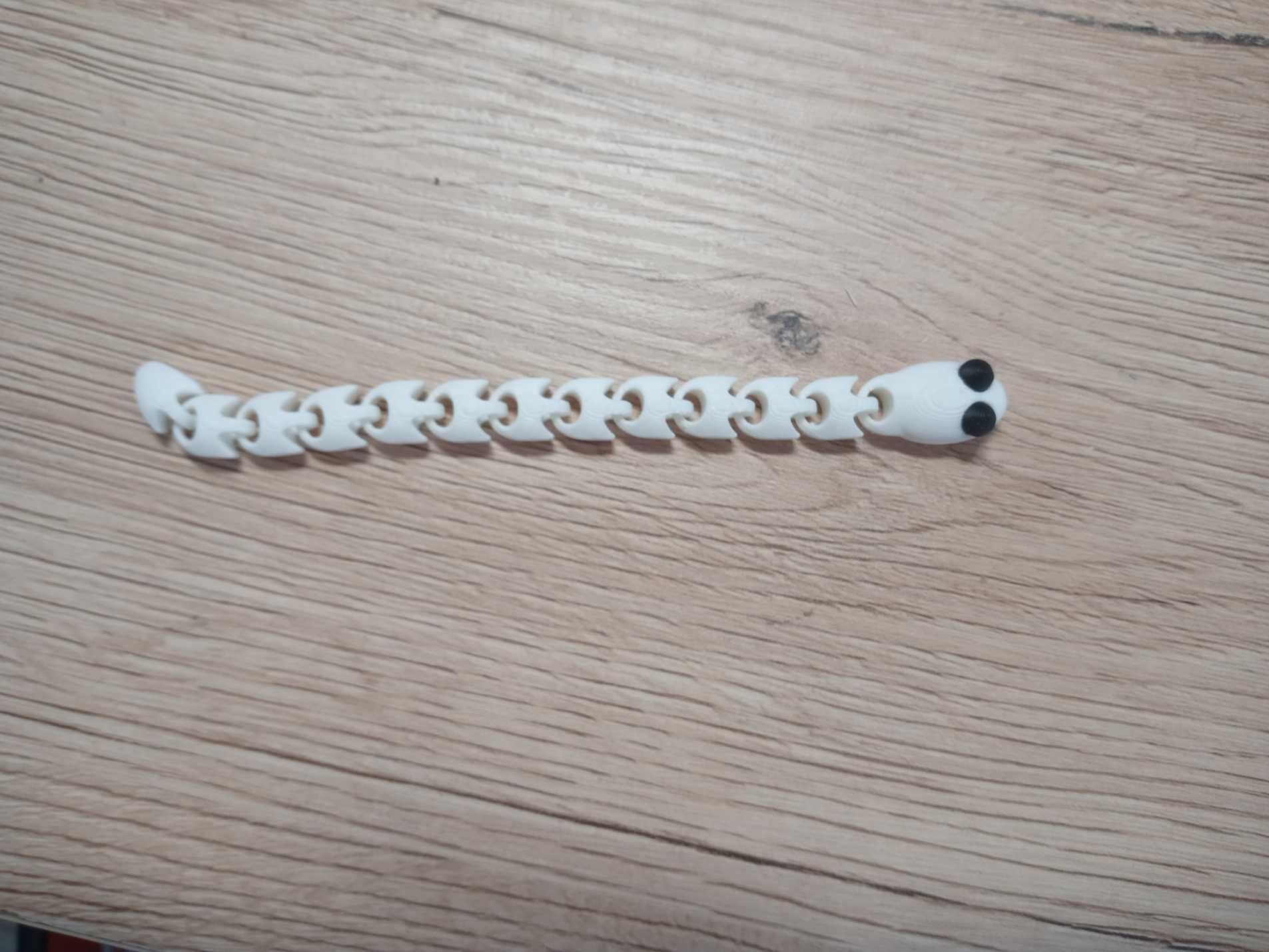 Biały ruchomy wężyk z druku 3D
