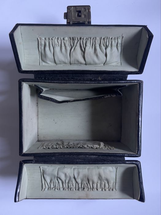 Zabytkowy kuferek skórzany