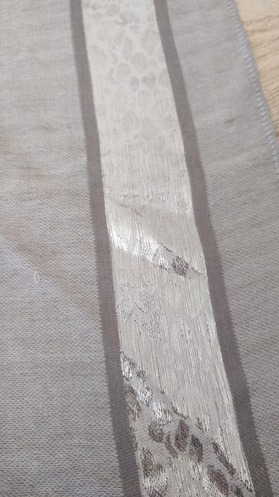 Szary szalik z błyszczącym akcentem