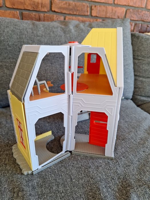 Remiza strażacka, strażak Sam