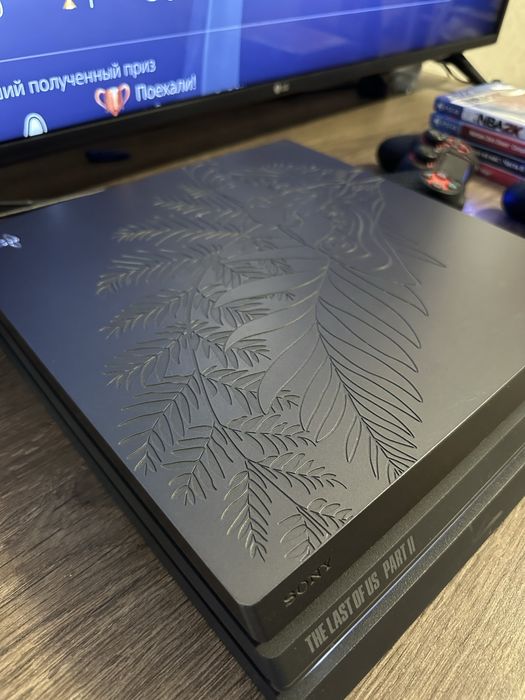 Play Station 4 PRO 1Tb в унікальному дизайні від першого власника