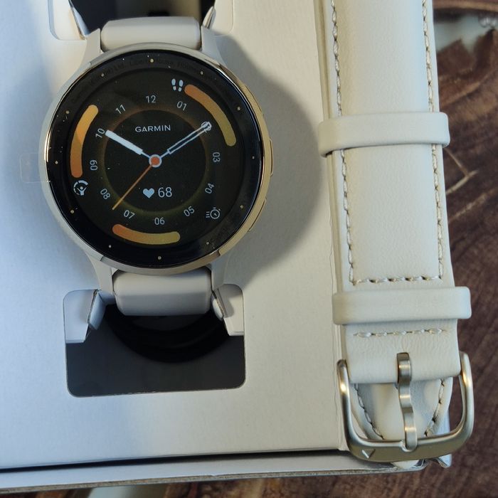 Garmin Venu 3S безель золотистого кольору, два ремінці 010-02785-55