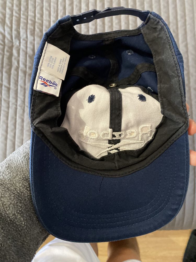 Chapéu Reebok.
