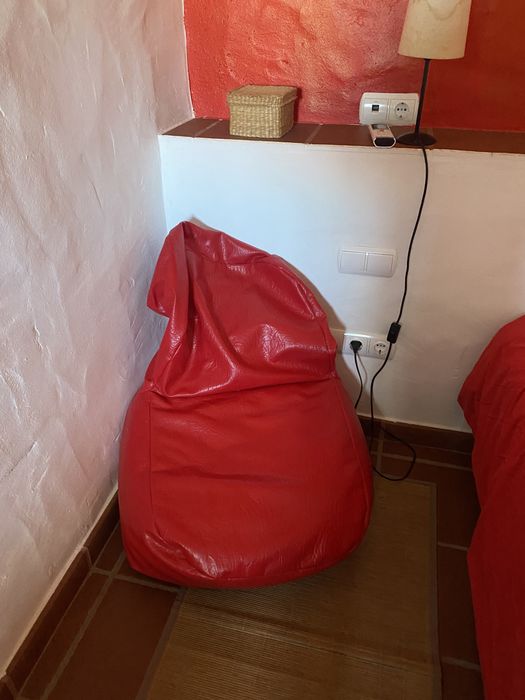 Puff vermelho em formato sofá