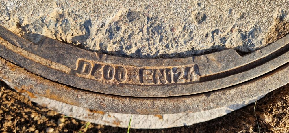 Sprzedam właz  betonowo -żeliwny.