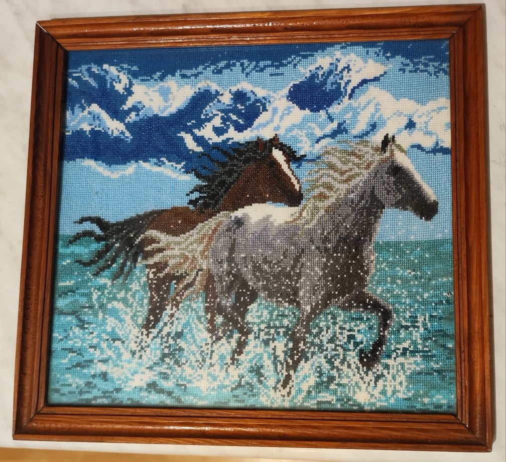 Вишита вручну картина з конями