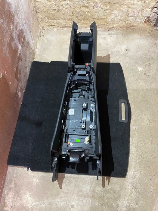 Центральна консоль підлокітник Nissan Rogue t33 2020-2024