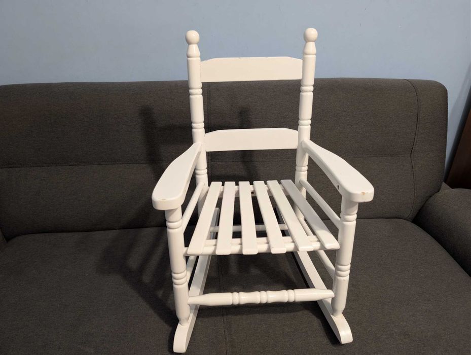 Drewniany bujany fotel dla dzieci
