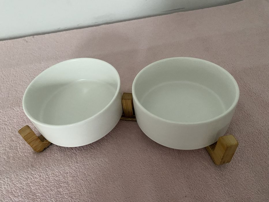 Białe miski ceramiczne dla psa kota z drewnianym stojakiem gratis