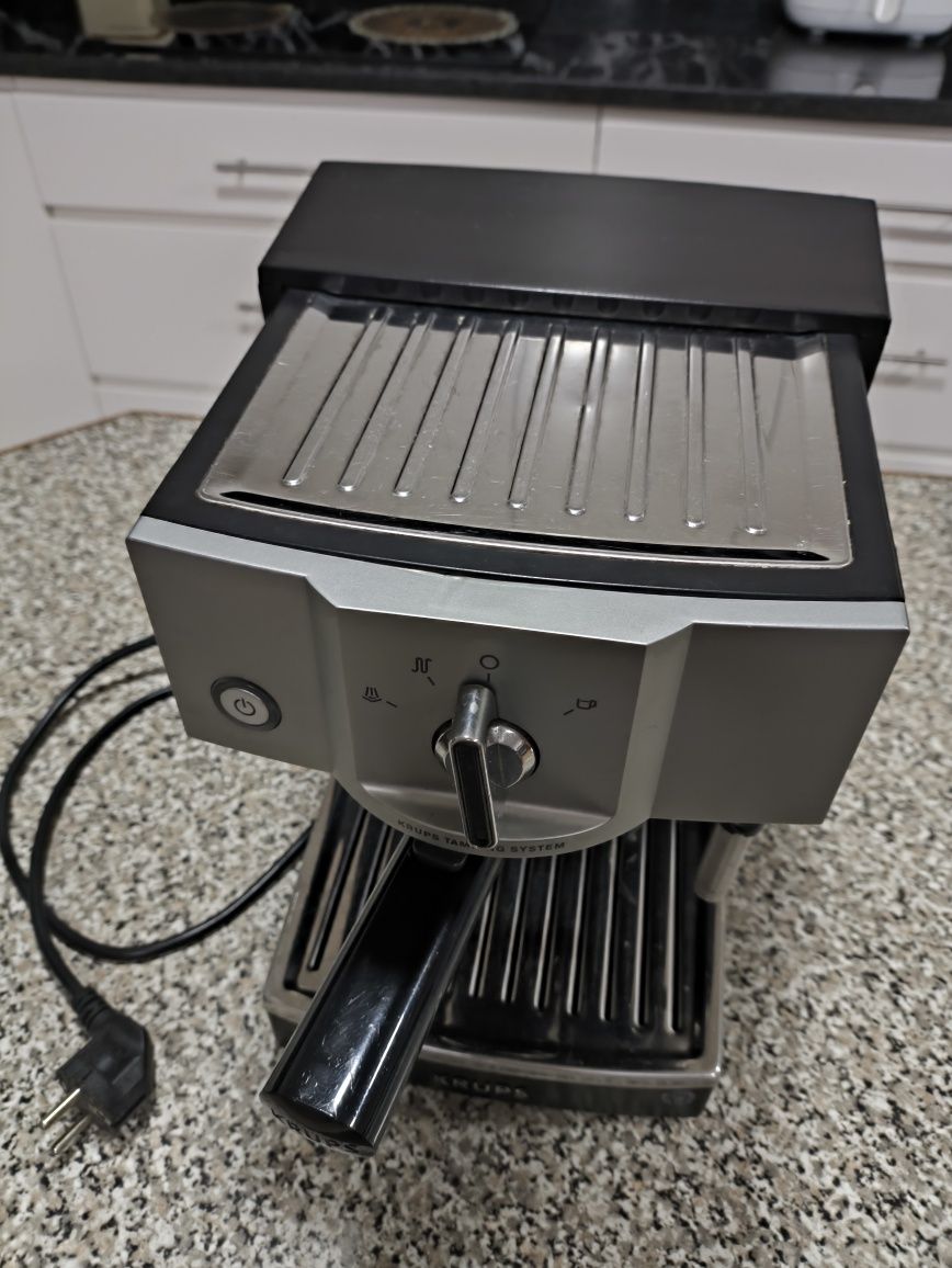 Máquina de café Expresso Krups XP5620 Usada e a funcionar.