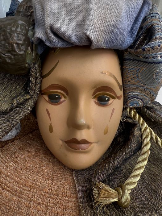 Piękny panel. Przedstawia kobietę w wyjątkowym nakryciu głowy