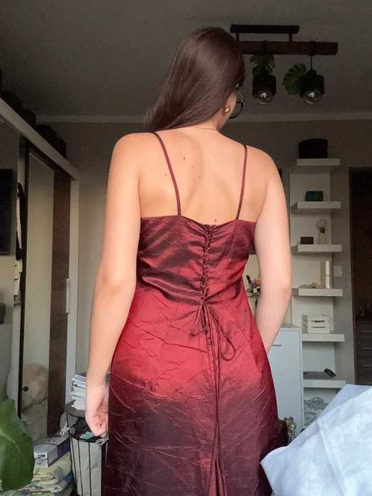 Bordowa sukienka maxi na ramiączkach studniówkowa balowa