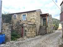 Moradia rústica em pedra à vista para reconstruir em Casas Novas