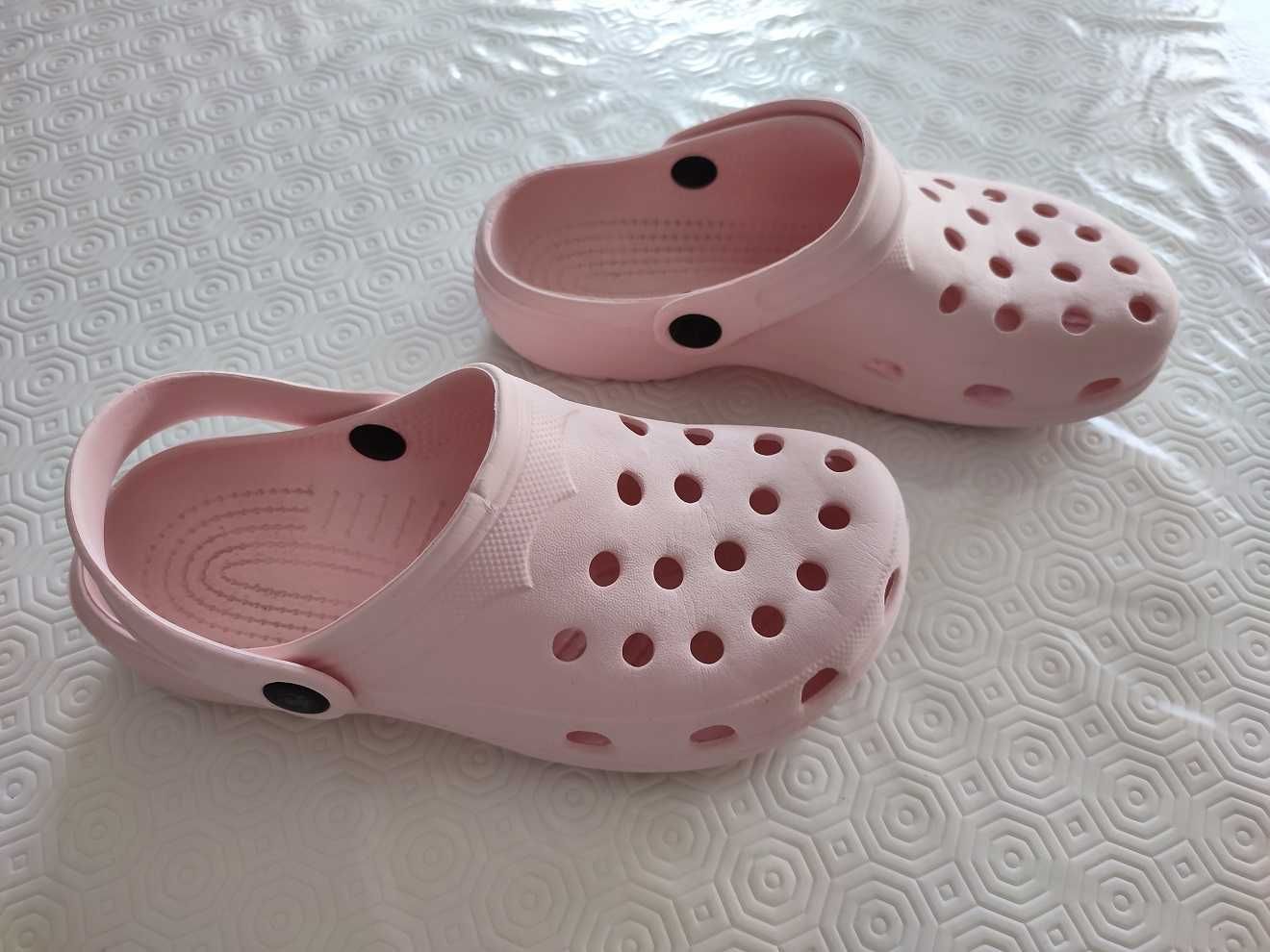 Sandálias tipo Crocs rosa – tamanho 34 (infantil)
