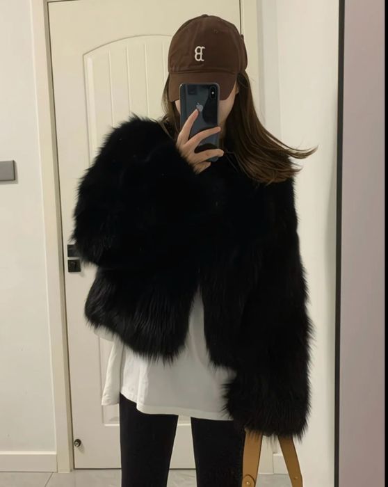 Стильна трендова  чорна шуба